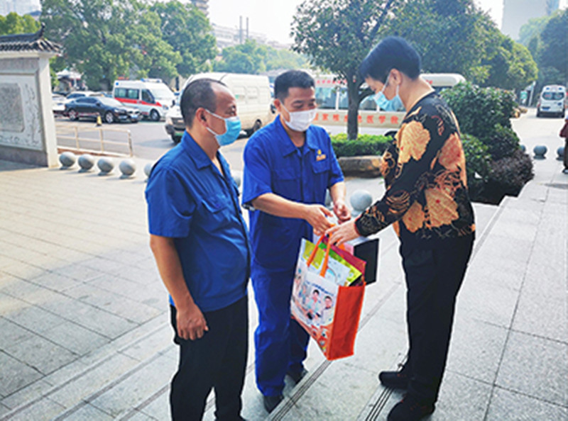 节前慰问送温暖 个性关怀暖人心