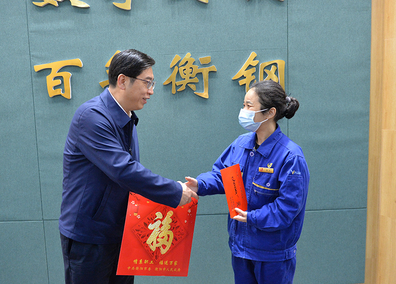 市委书记邓群策慰问阳冬华摄影 (5).JPG