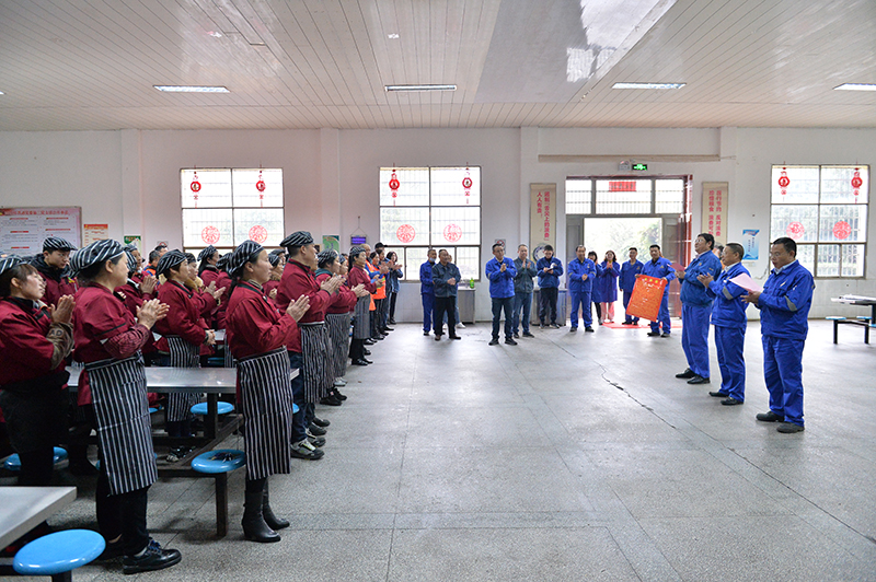 慰问凯迪、保安阳冬华 (1).JPG