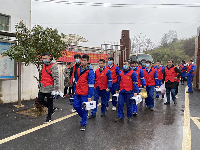 衡钢青年志愿者看望孤寡老人