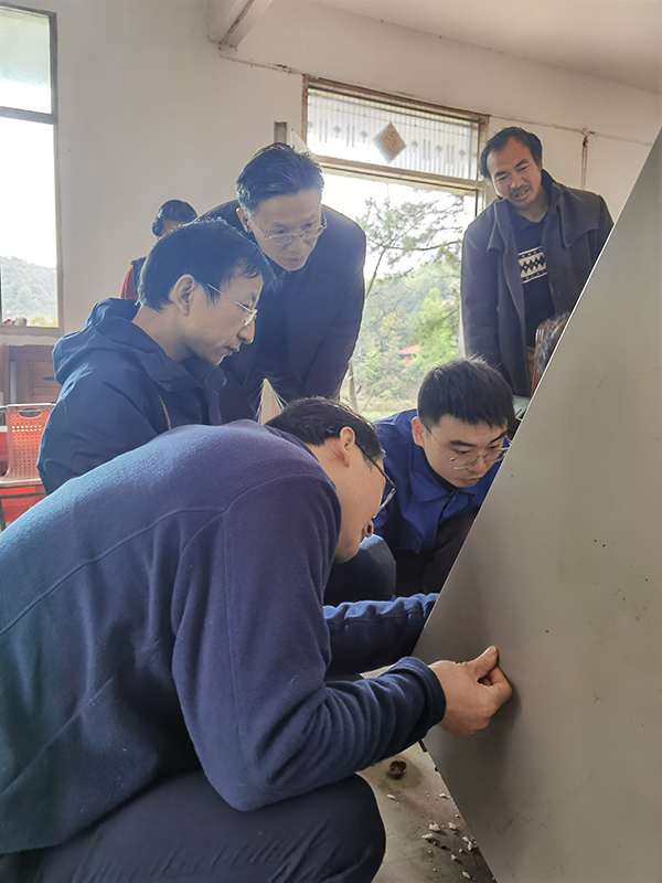 管加工扶贫队为贫困户修复冰箱