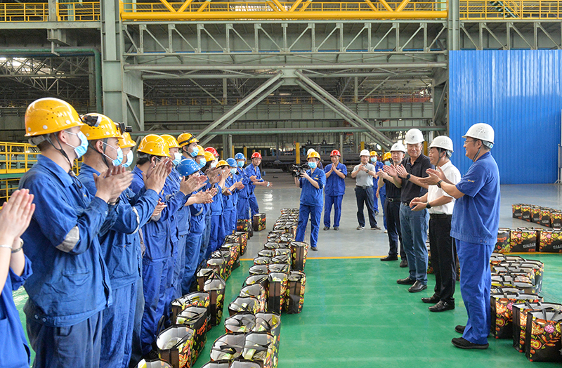 2021.08.23省有色冶金工会为衡钢高温一线职工送清凉 (3).JPG